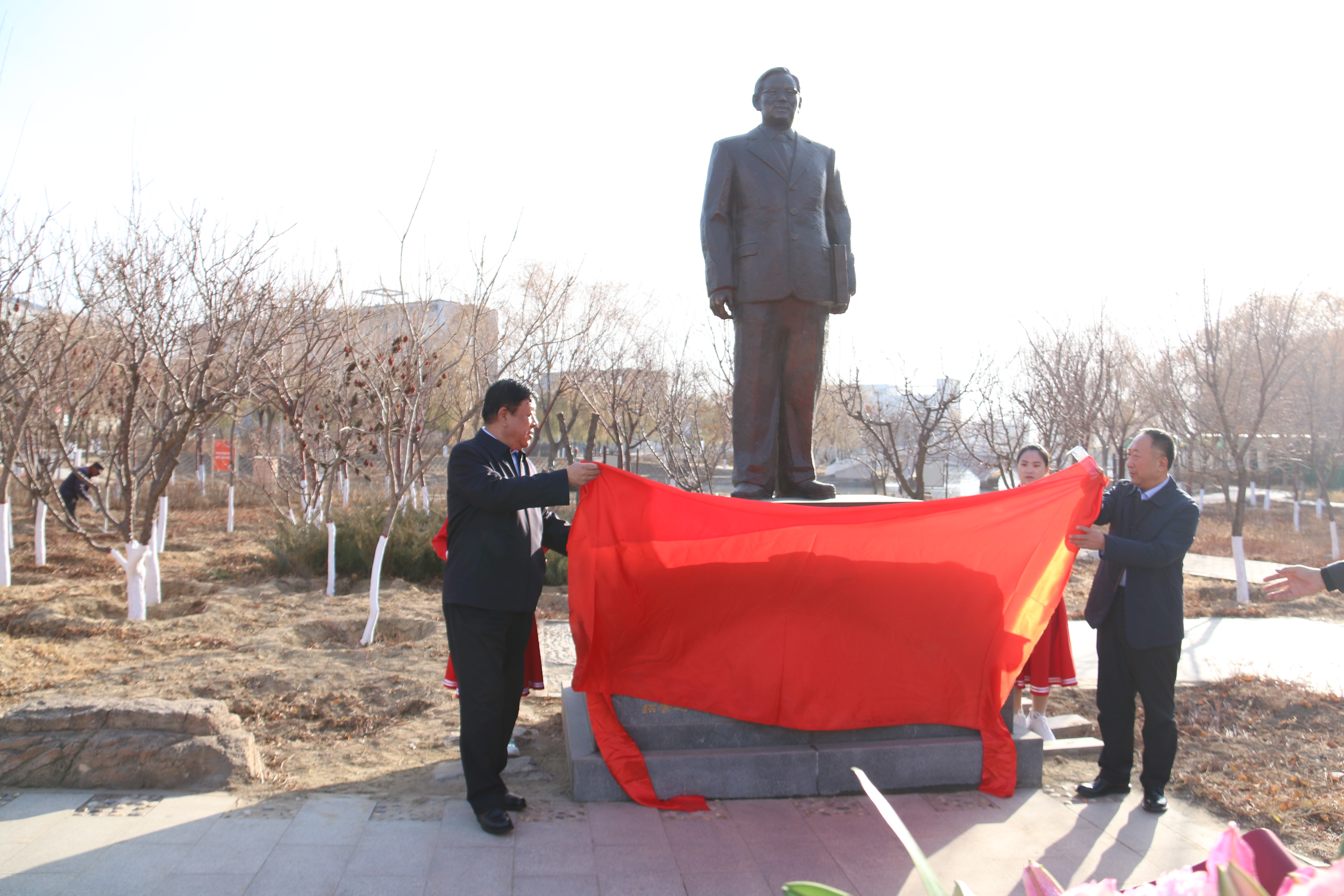 【包医新闻】我校举行秦文斌教授、高长青院士塑像落成揭牌仪式