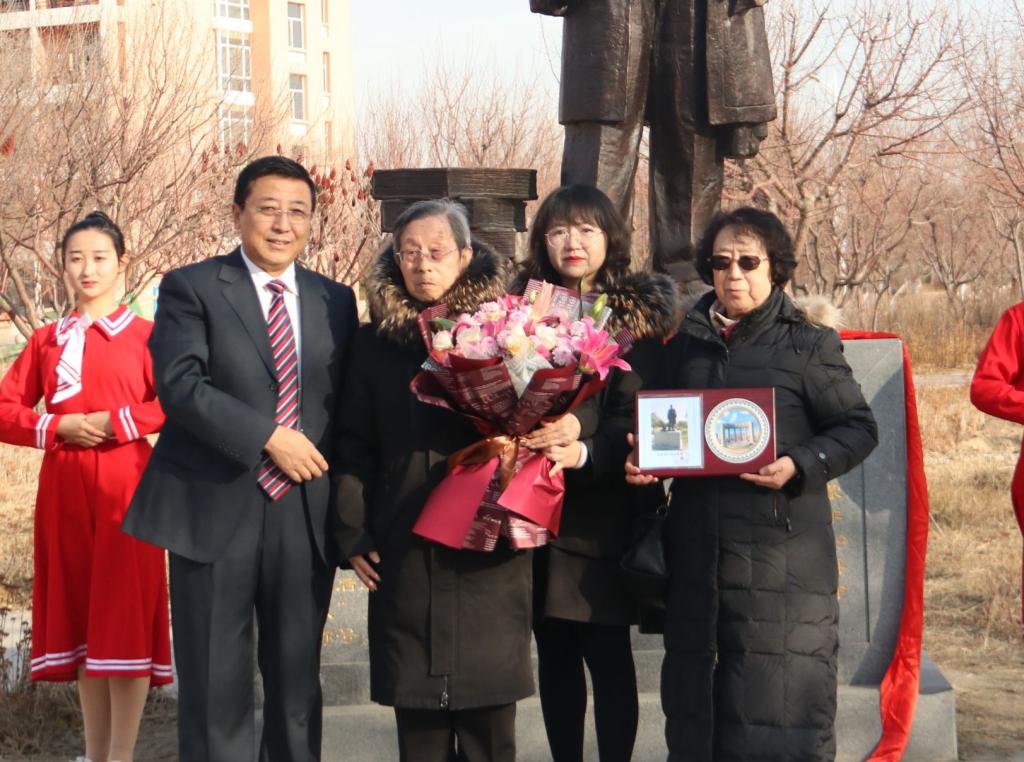 包医新闻我校举行秦文斌教授高长青院士塑像落成揭牌仪式